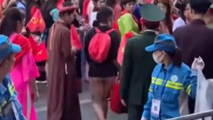 C&ocirc; g&aacute;i tranh chỗ ngồi xem diễu binh kh&ocirc;ng được liền tụt quần tại chỗ khiến c&aacute;c ch&uacute; C&ocirc;ng an ngao ng&aacute;n: Buồn cho lớp trẻ h&ocirc;m nay!