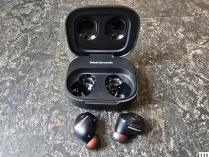 Beyerdynamic Amiron open case with earbud lose on marble table
