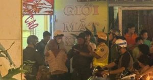 Người đàn ông say xỉn 'quậy' tại chốt dừng của CSGT giữa nắng nóng