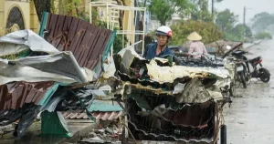 Người Dân Ghép Nước Mắt Tái Thiết Sau Bão Lốc: Cơ Hội Vàng Để Bán Sắt Vụn