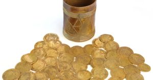 Khám Phá Kho Báu Vàng Bị Chôn Dưới Sàn Nhà: Cải Tạo Bếp, Hai Vợ Chồng Tìm Thấy Vàng Tương Đương 9 Tỷ Đồng!