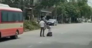Đột Kích Bắt Tài Xế Xe Buýt Quận Lấy Giữ Giữa Đường: Một Cuộc Van Xin Rối Rắm