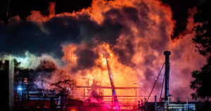 Cảnh Đẹp: Nhà Máy Lọc Dầu Hơn 100 Năm Tuổi Của Mũi Biển Biến Thành Quả Cầu Lửa