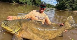 Người đàn ông gây sốc khi câu được con cá da trơn 'khổng lồ' dài 1,33m trên sông