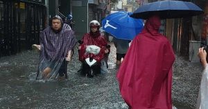 Hà Nội mưa to gây ngập, học sinh đi học thế nào?