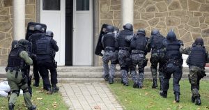 Bê bối: Cảnh sát ập vào nhà bắt nhóm bà vì iPhone, 99 tù!