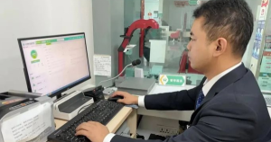 Bà Cụ Đến Ngân Hàng Yêu Cầu Rút Tiết Kiệm: Câu Chuyện Cảm Động