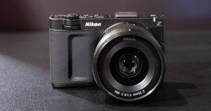 Mẫu máy quay trong thân hình máy ảnh: Giá chỉ 61,99 triệu đồng