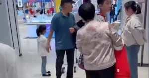 Cảnh tượng trong cửa hàng bán iPhone khiến hàng nghìn cha mẹ rơi lệ!