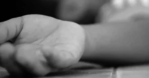 Bé gái tử vong trong ô tô khi bị bố mẹ bỏ quên: Nguyên nhân và hệ quả