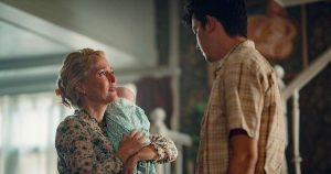 Xem Sex Education: Cảm động trước những hy sinh của mẹ