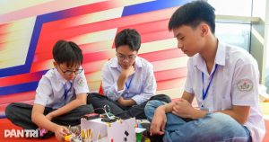 Kịch Liệt Tranh Cãi Về Tài Học Sinh Tự Lập Trình: Chế Tạo 'Cỗ Máy Thu Bóng'