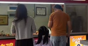 Nhìn hai mẹ con bên quầy đồ ăn vặt, chợt nhận ra điều thú vị!