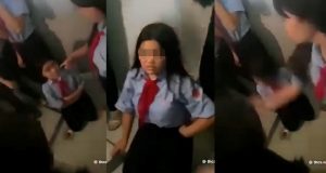 Clip nữ sinh lớp 8 bị bắt gặp trong nhà vệ sinh: Hứng đòn bất ngờ!