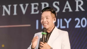 "MC Huy Khánh: Hành Trình Từ Chàng Trai Nhút Nhát Đến Đạo Diễn Chuyên Nghiệp"