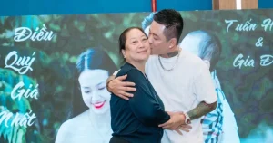 "Tuấn Hưng tặng quà, hát cho bà con vùng lũ: 'Nhớ mẹ' cảm động"