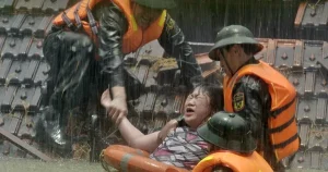 Càng gần ngày sinh, sản phụ mắc kẹt trong mưa lũ nguy cấp!