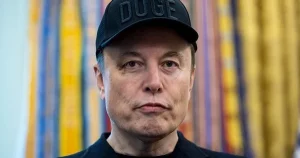 Elon Musk chỉ trích CEO OpenAI vụ hoàn tiền Tesla Roadster chậm trễ