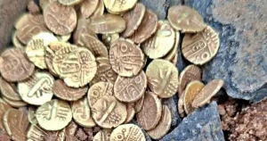 Phát hiện nồi đất chứa 103 đồng tiền vàng trong ngôi đền cổ