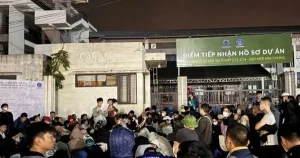 "Đắng cay thức trắng đêm chờ nộp hồ sơ mua nhà xã hội Hà Nội"