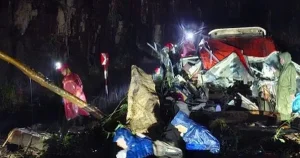 Sạt lở đèo Khánh Lê: Xe khách vùi lấp, 6 người mất mạng