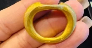 "Cô gái sốc nặng khi kiểm tra giá trị chiếc nhẫn cổ"