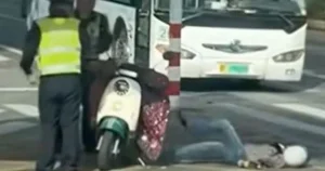 Người phụ nữ phản ứng kịch liệt khi bị CSGT phạt tiền giữa đường