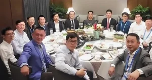 "Lớp trưởng sốc khi bạn cũ bỏ về vì bao thuốc lá 900 tỷ"