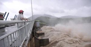 Bác Bỏ Tin Đồn "Ngôi Nhà Trú Lũ Bị Sập, Nhiều Người Chết"!