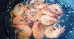 "Cho thứ này vào khi luộc tôm, mùi tanh bay biến, tôm đỏ au!"