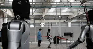 Robot Trung Quốc "cửu rỗi" đang giảm nhân công quốc gia, giá cả dân sinh tăng cao