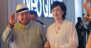 "Hồng Kim Bảo 73 tuổi: Vợ hoa hậu đồng hành tìm quán phở ở Việt Nam"