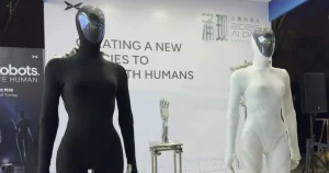 "Công ty xé áo robot nữ để khẳng định không phải người giả"