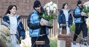 Cậu hai nhà Beckham đeo nhẫn áp út bên bạn gái đẹp, cười hạnh phúc