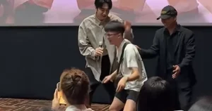 Clip: Sao Hàn xô đẩy fan Việt, 3 triệu người sốc với phản ứng!