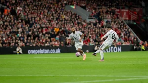 Tại sao Man Utd lại đá với Palace vào Chủ Nhật lúc 12h trưa?