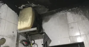 Bé trai 17 tháng bỏng nặng vì bình nóng lạnh: Cảnh báo gia đình!