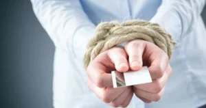 "Cảnh báo: Từ 15/12, vợ 'kiểm soát thu nhập' chồng có thể bị phạt 30 triệu!"