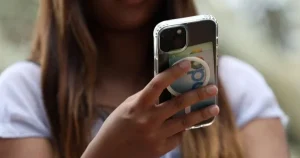 Quốc gia đầu tiên cấm thanh thiếu niên dùng mạng xã hội