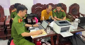 "Cán bộ Sở Y tế bị bắt: Đoàn Quang Huy và Phan Đình Lộc"