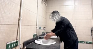 Người đàn ông kiện công ty đòi 1,2 tỷ vì bị đuổi việc do đi vệ sinh 4 tiếng