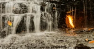 Khám Phá Ngọn Lửa Vĩnh Cửu Nằm Giữa Thác Nước Mỹ Kỳ Bí