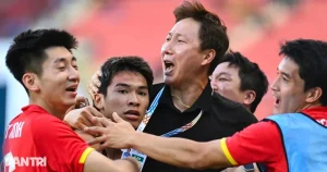 Thầy trò HLV Kim Sang Sik vỡ òa cảm xúc khi hạ Philippines phút chót